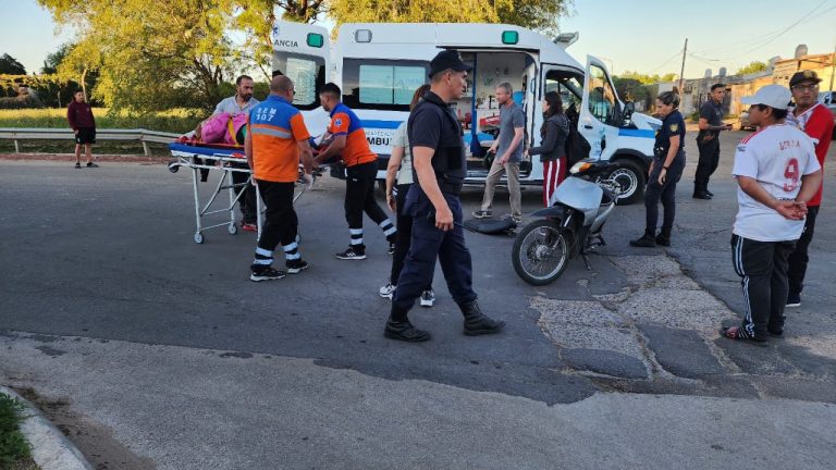 Choque entre dos motos en calle 29 y 40: una mujer fue hospitalizada