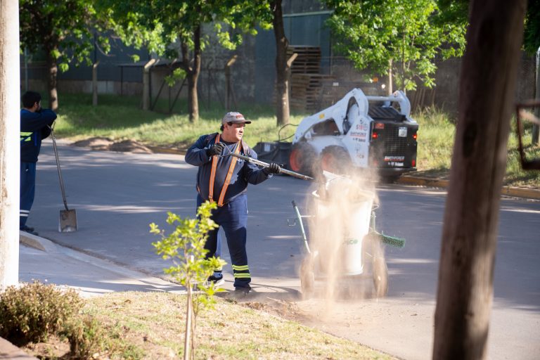 El Municipio realizó un operativo integral de limpieza en el barrio Energía y Progreso