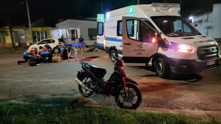 Una motociclista hospitalizada tras un choque entre dos Crypton en General Pico