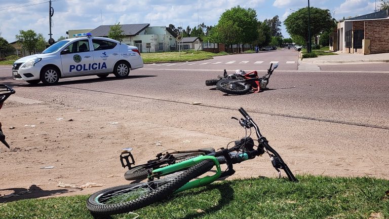 Colisionaron una moto y una bicicleta en la esquina de las calles 300 y 323: dos heridos