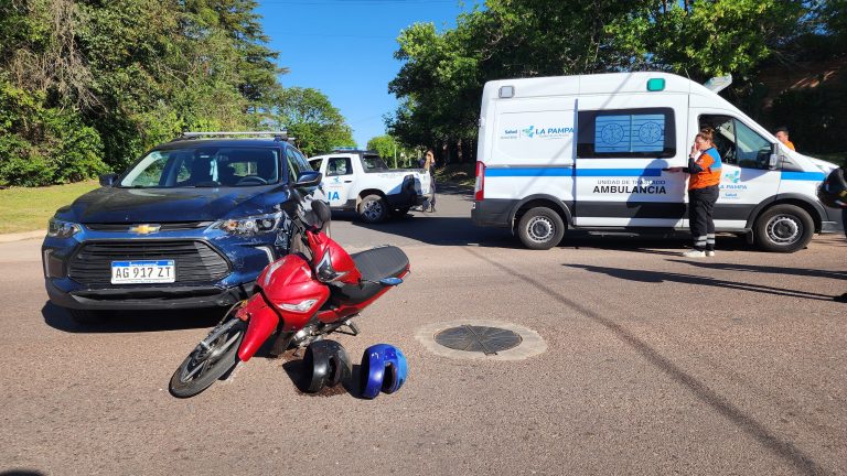 Siniestro vial en General Pico: colisionaron una camioneta y una moto en la esquina de las calles 22 y 37