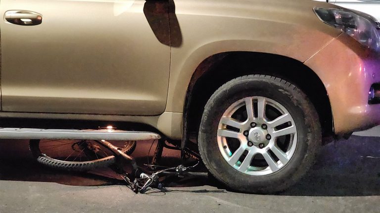 Impactante siniestro vial en General Pico: vecinos levantaron una camioneta para rescatar a una ciclista