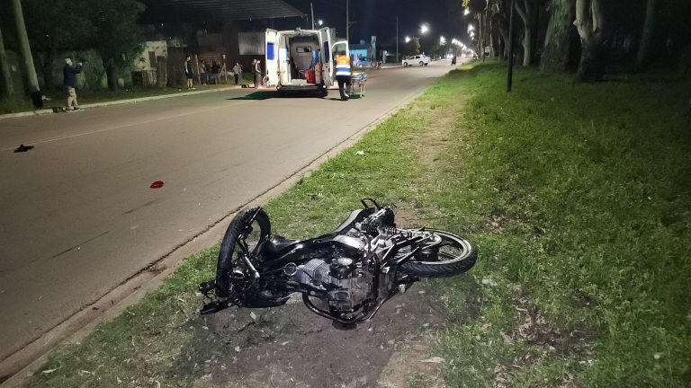 Violento siniestro vial en General Pico: un motociclista resultó herido tras volar casi 40 metros