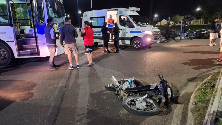 Tres menores en moto chocaron con un colectivo de Corpico: dos fueron hospitalizadas