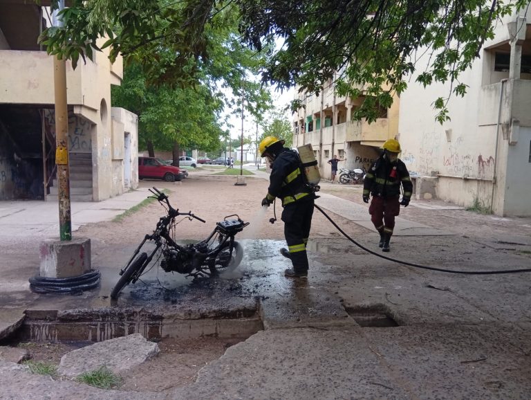 Incendio en barrio Malvinas: una motocicleta fue consumida por las llamas y se investiga si fue intencional