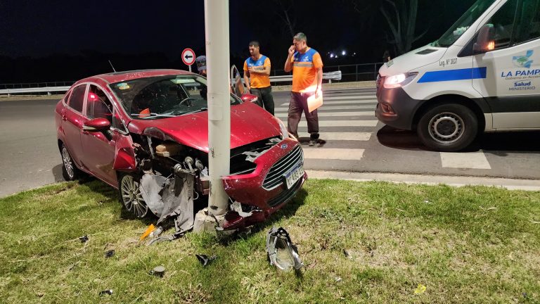 Una conductora colisionó contra una columna en la Ruta 1 y debió ser asistida
