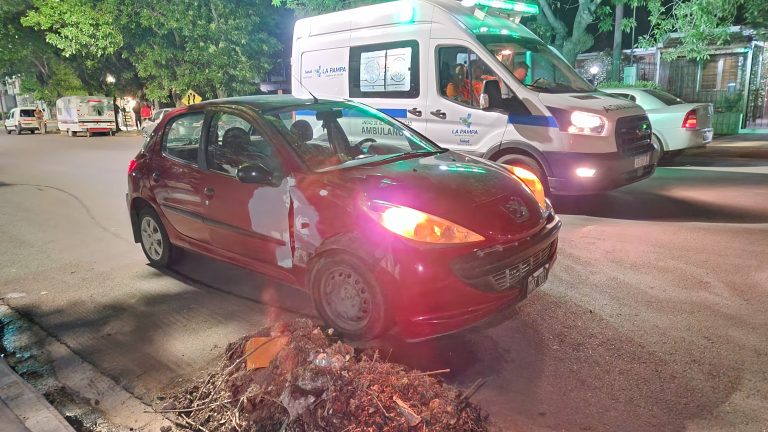 Un auto realizó un giro en U en la calle 9 y fue embestido por una moto; dos personas hospitalizadas
