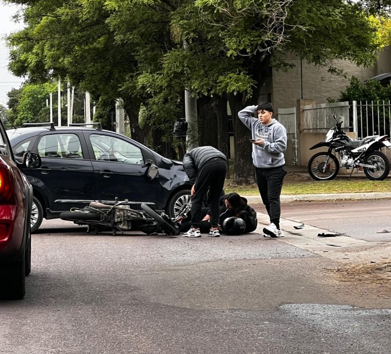 Accidente en General Pico: Dos jóvenes hospitalizados tras colisión entre auto y moto