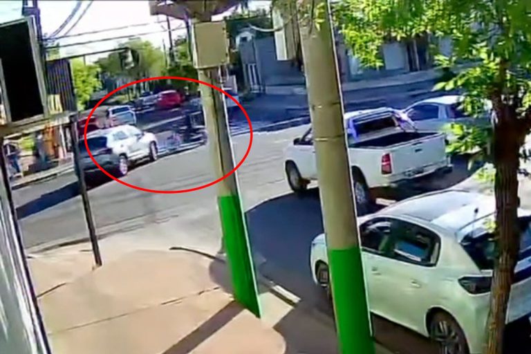 Video: así fue el choque en la esquina de las calles 2 y 7 que dejó a un motociclista hospitalizado