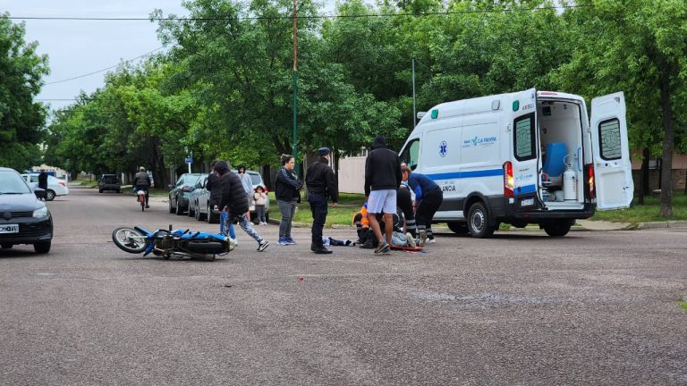 Siniestro vial en General Pico: un motociclista hospitalizado tras un choque en la 13 y 120