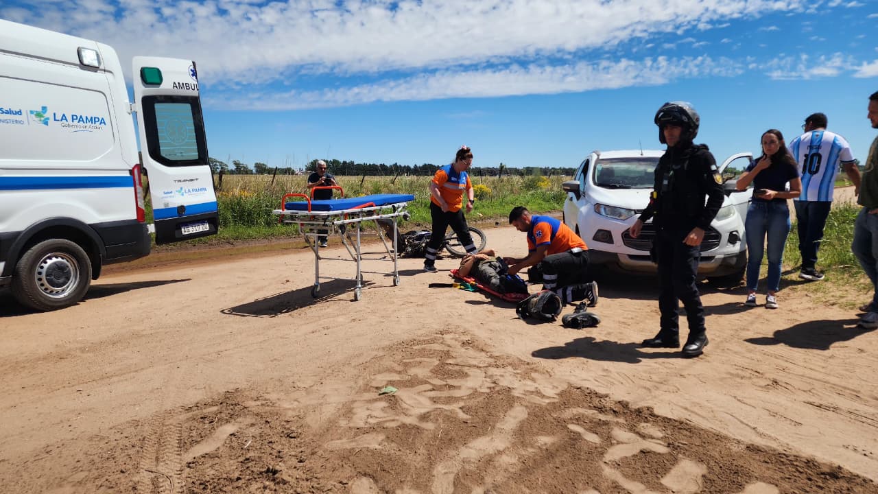 General Pico: Fuerte colisión entre una EcoSport y una moto en la esquina de la 300 y 123 dejó a un hombre hospitalizado