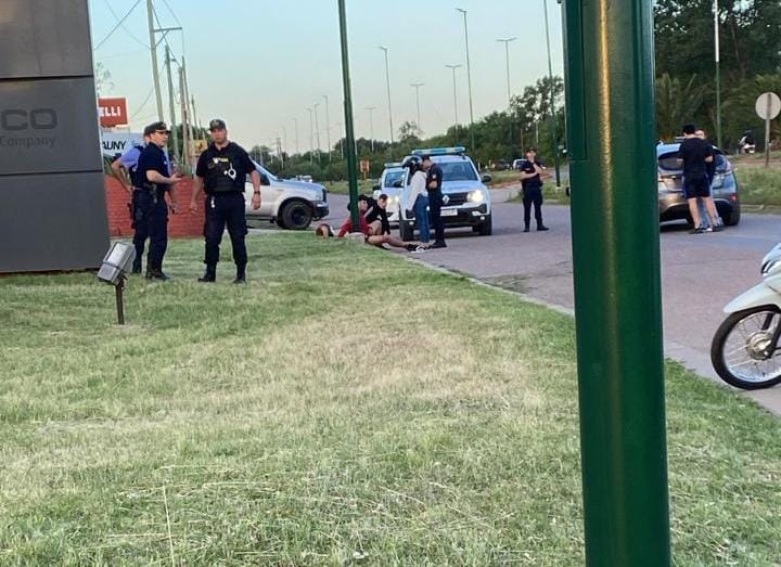 Choque frontal entre moto y auto en la colectora de calle 9
