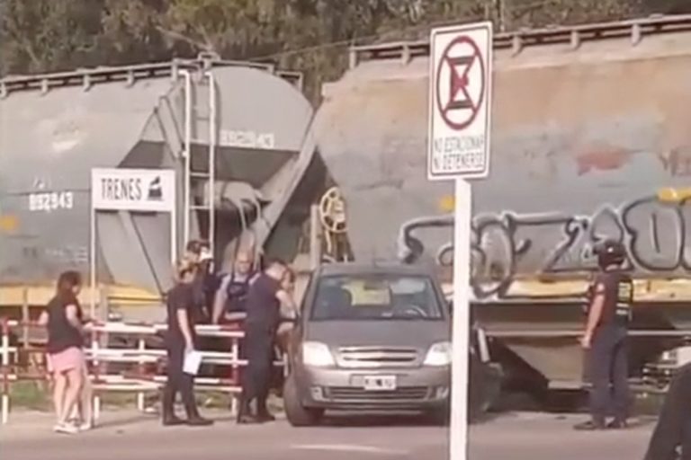 General Pico: un tren embistió a un auto en el paso a nivel de la calle 40 y una joven de 17 años resultó ilesa