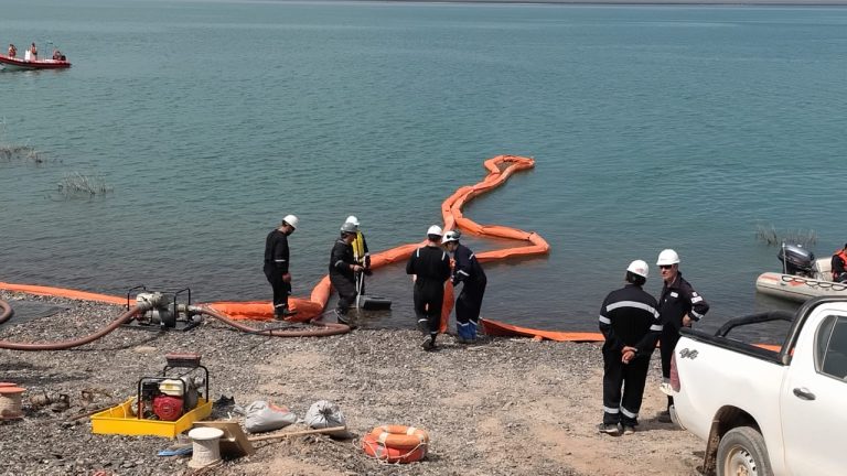 Secretarías de Gobierno concretaron ensayo de protección de derrames en el Lago Casa de Piedra