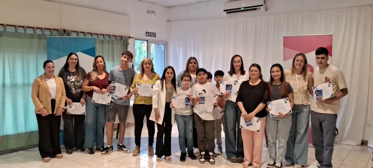 Intendente Alvear: Casi 50 personas recibieron sus certificados por los cursos municipales