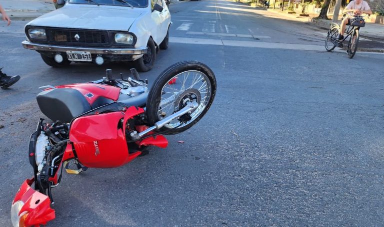Choque entre un auto y una moto en calles 24 y 33