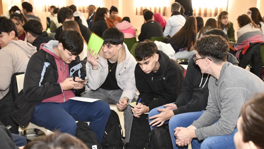 Encuesta Joven 2025: Conociendo las expectativas de los estudiantes secundarios