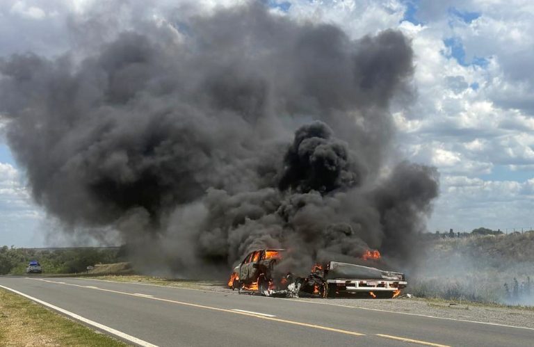 Pérdidas totales: Una camioneta y cuatro piletas fueron consumidas por el fuego en la Ruta 35
