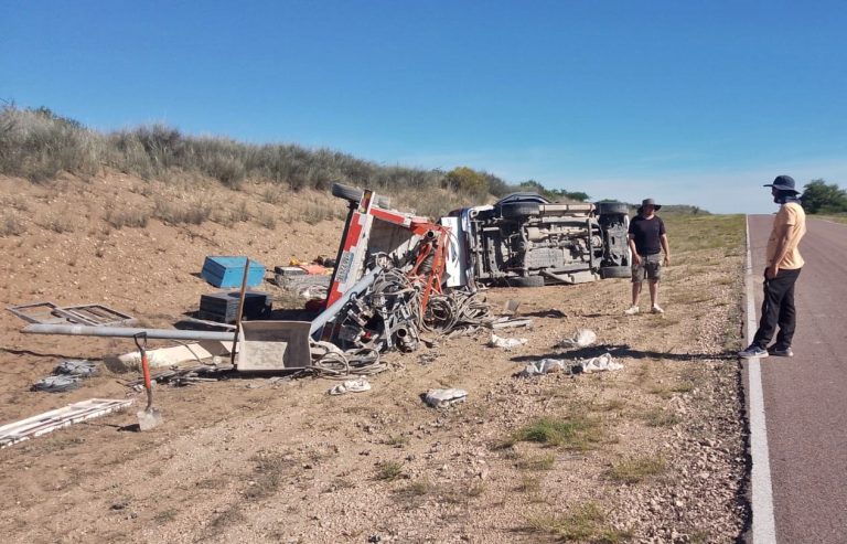 Tres ocupantes ilesos tras el vuelco de una camioneta en Ruta Provincial 13