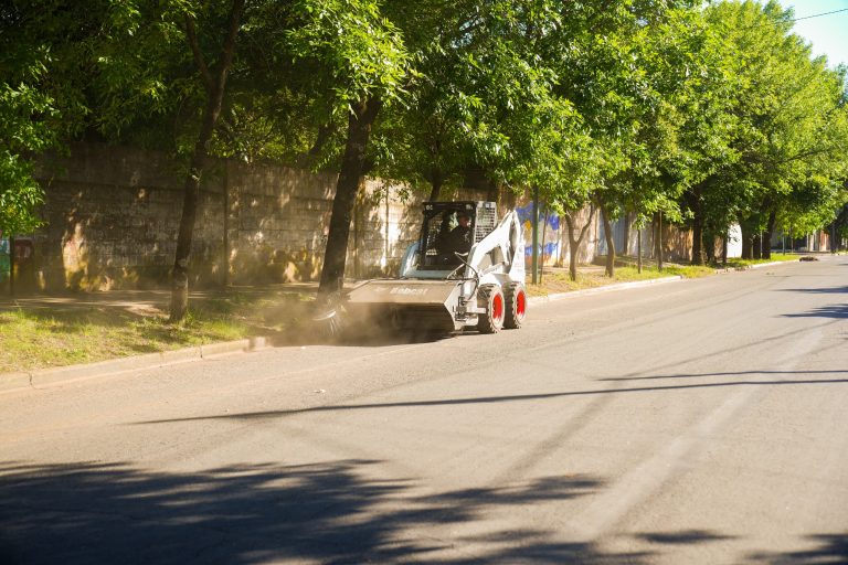 Importante operativo de limpieza municipal en Barrio Este y el acceso sur de la ciudad