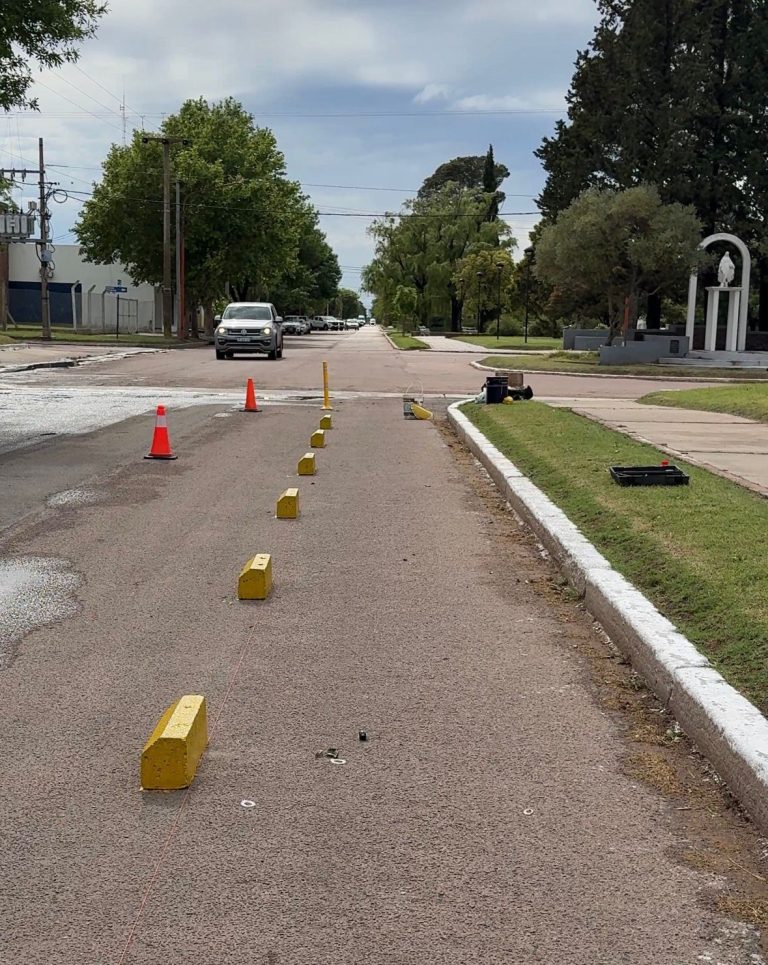 Intendente Alvear refuerza la seguridad vial con delineadores y una nueva ciclovía