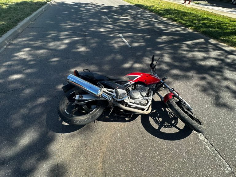 Tragedia en Santa Rosa: un motociclista de 26 años murió tras impactar contra una columna en la Avenida Luro