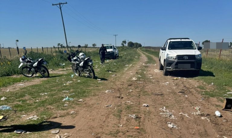 General Pico: Un policía motorizado resultó lesionado tras chocar con un boyero eléctrico en un camino rural