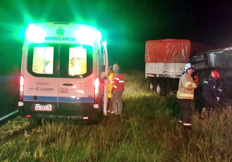 Siniestro vial en la Ruta 1: Volcó un camión y el conductor fue trasladado al hospital