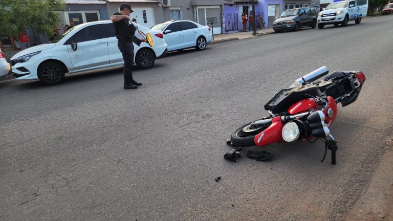 Siniestro vial en calle 40: un motociclista fue hospitalizado tras impactar contra un auto