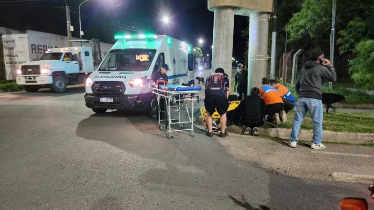 Choque en calles 9 y 124: hospitalizaron al acompañante de una moto tras impactar con un auto