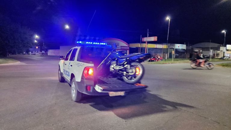 Tensión y locura en el Paseo Belgrano: motociclista en contramano atropelló a una menor, quiso escapar y fue retenido por vecinos