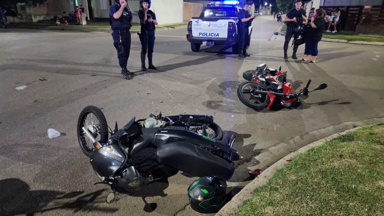 Choque entre motos dejó dos jóvenes hospitalizados