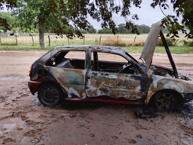 Se le incendió el auto, atacó a la policía y terminó detenido