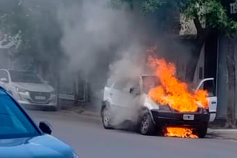 Un vehículo se prendió fuego en calle 17 entre 24 y 26