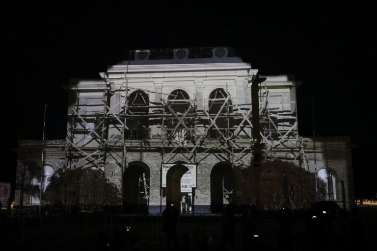 General Pico celebró sus 120 años con un espectáculo audiovisual frente al municipio