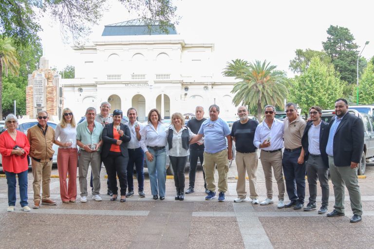Emotivo reconocimiento a jubilados municipales en la Plaza San Martín