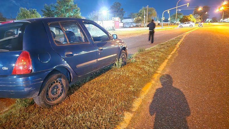 Susto en la Avenida Circunvalación: Esquivó a dos menores en bicicleta y terminó haciendo un trompo
