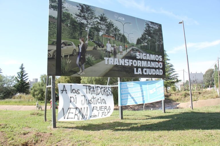 La interna del PJ se traslada a la calle: Aparecen pasacalles anónimos en Pico acusando a Verna de “traidor” y “Judas”