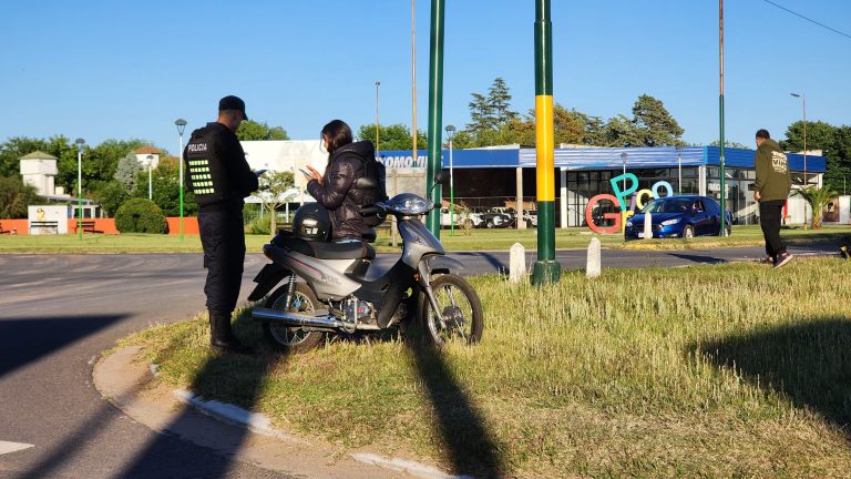 Siniestro vial en Ruta 1 y calle 24: un auto giró y fue impactado por una moto