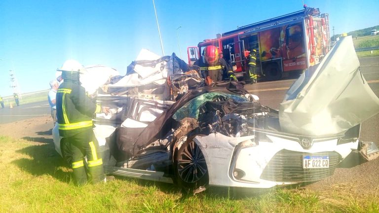 Siniestro fatal en el cruce de las rutas 7 y 10: murió el conductor de un auto tras chocar contra un camión