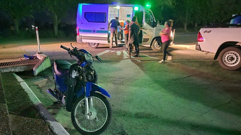 Siniestro vial en el camino al aeropuerto: una moto impactó contra una camioneta en el ingreso a Vialidad Provincial