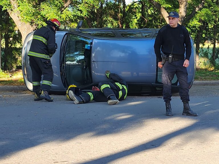 Vuelco en calle 40: una joven perdió el control de su auto tras trabarse el volante