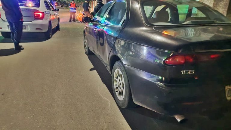 Colisión entre un auto y una moto en la madrugada del domingo
