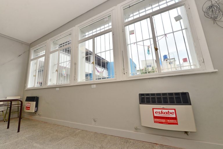 El Gobierno Provincial invertirá $470 millones en calefactores y muebles para escuelas y abre la inscripción a becas
