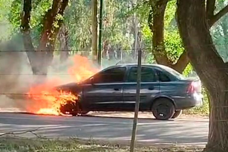 Voraz incendio de un automóvil en el acceso al Aeropuerto de General Pico: pérdidas prácticamente totales