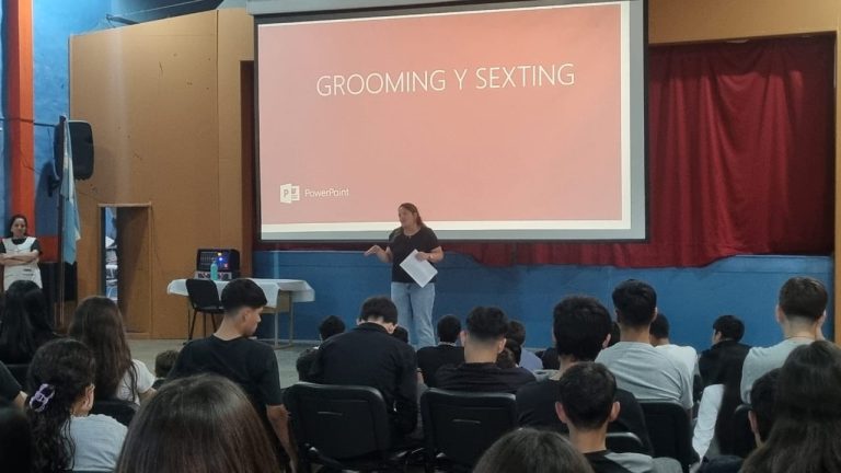 Capacitan sobre los riesgos del grooming a más de 100 estudiantes en Caleufú