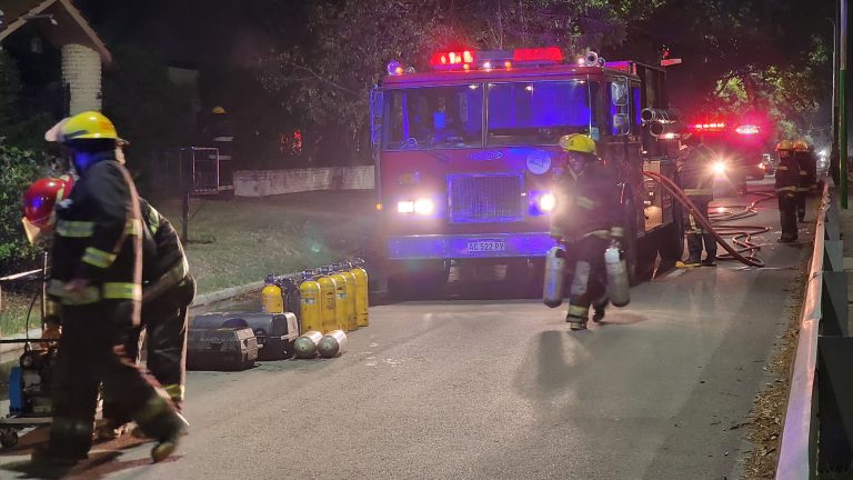 Voraz incendio causó la destrucción total de una vivienda en Avenida San Martín