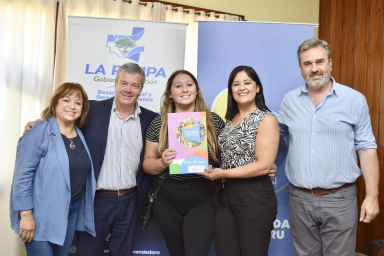 La Provincia entregó fondos en Uriburu y Metileo para fortalecer la economía social y generar trabajo
