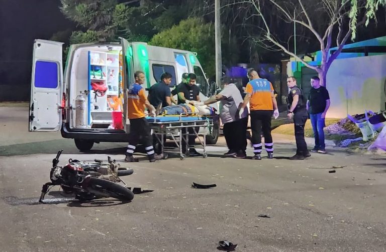Un motociclista fue trasladado de urgencia tras un grave choque