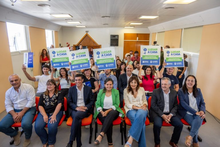 Programa “Llegar a Casa”: Seis familias recibieron créditos para construir su vivienda en terreno propio